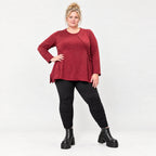 Flauschiges Feinstrickshirt in Rot/Weiß mit Rundhalsausschnitt und A-Linie aus Italien