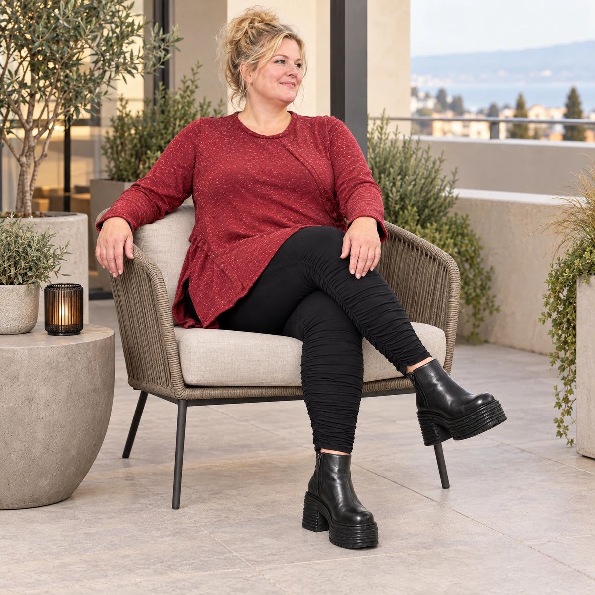 Flauschiges Feinstrickshirt in Rot/Weiß mit Rundhalsausschnitt und A-Linie aus Italien