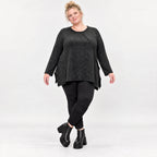 Kuscheliges Feinstrickshirt in Schwarz/Weiß meliert mit fließender A-Linie und Faltennaht
