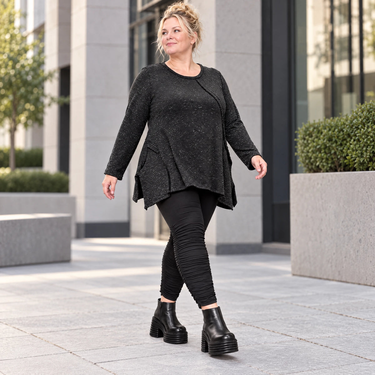Kuscheliges Feinstrickshirt in Schwarz/Weiß meliert mit fließender A-Linie und Faltennaht