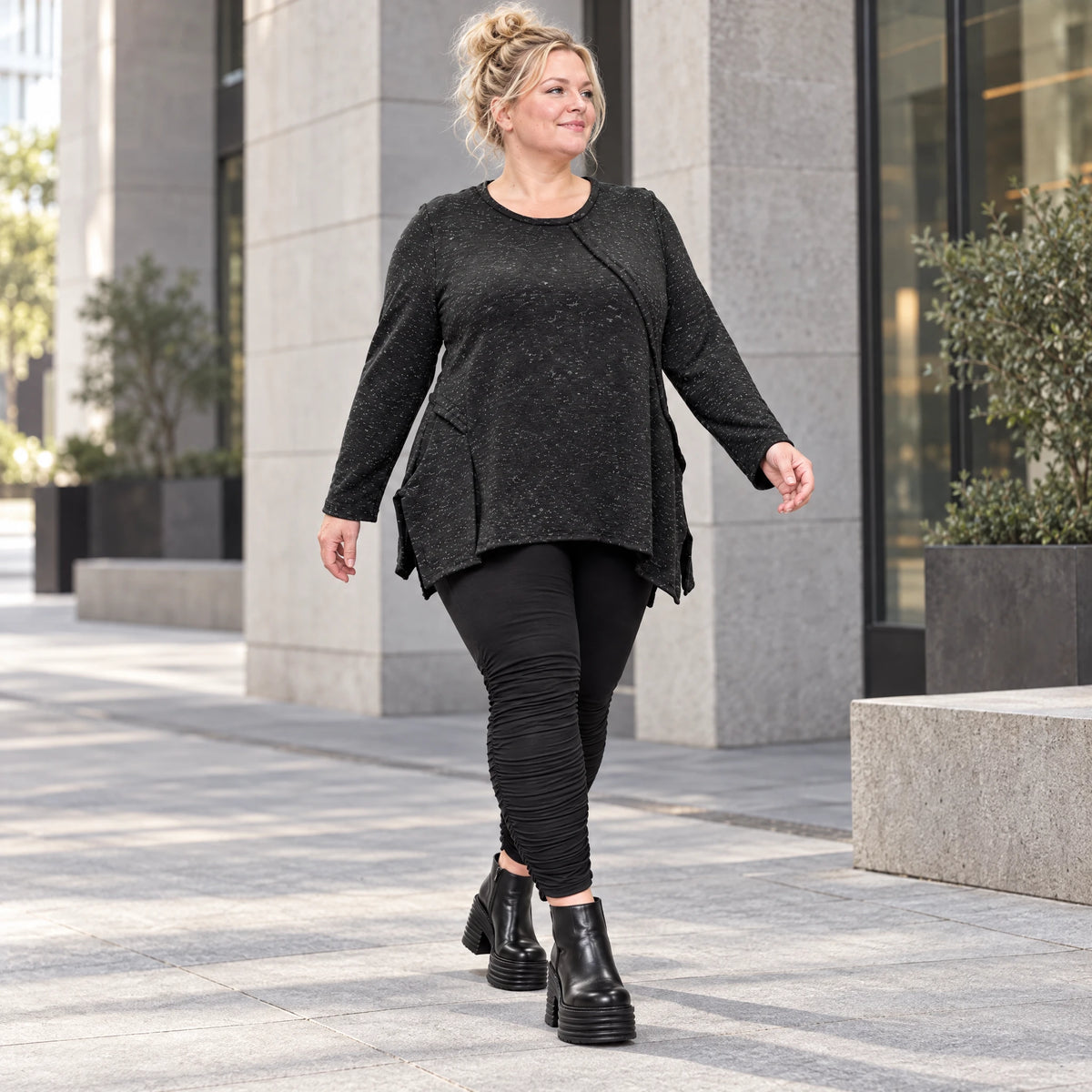 Kuscheliges Feinstrickshirt in Schwarz/Weiß meliert mit fließender A-Linie und Faltennaht
