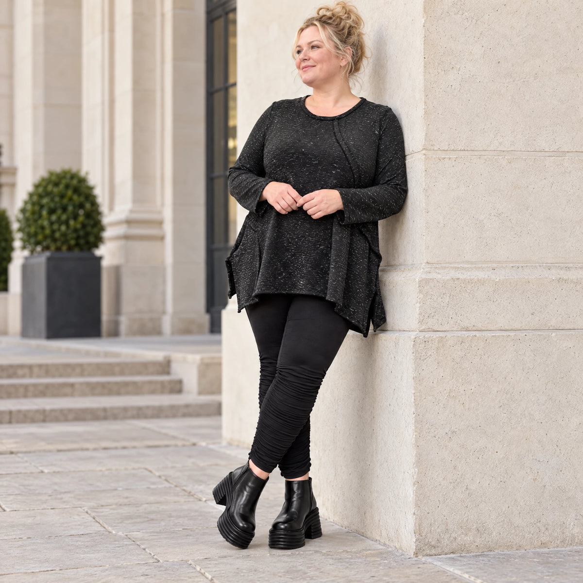 Kuscheliges Feinstrickshirt in Schwarz/Weiß meliert mit fließender A-Linie und Faltennaht