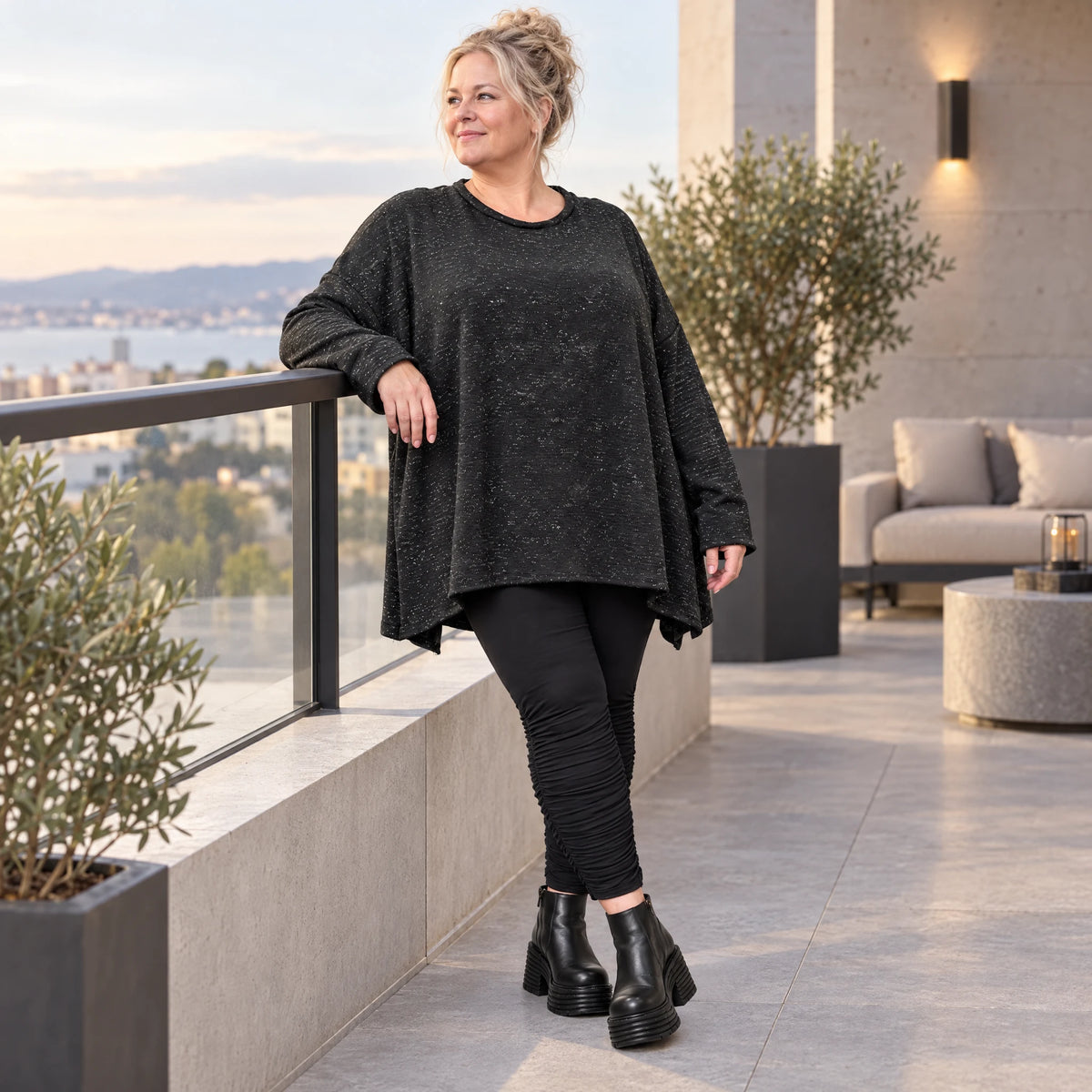 Feinstrickshirt in Schwarz/Weiß meliert mit fließender A-Linie und Seitenschlitzen am Saum