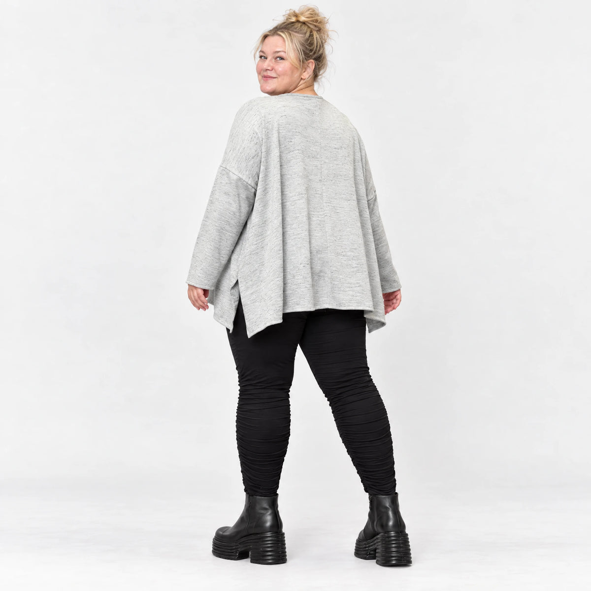 Kuscheliges Feinstrickshirt in Grau/Schwarz Melange mit fließender A-Linie aus Italien