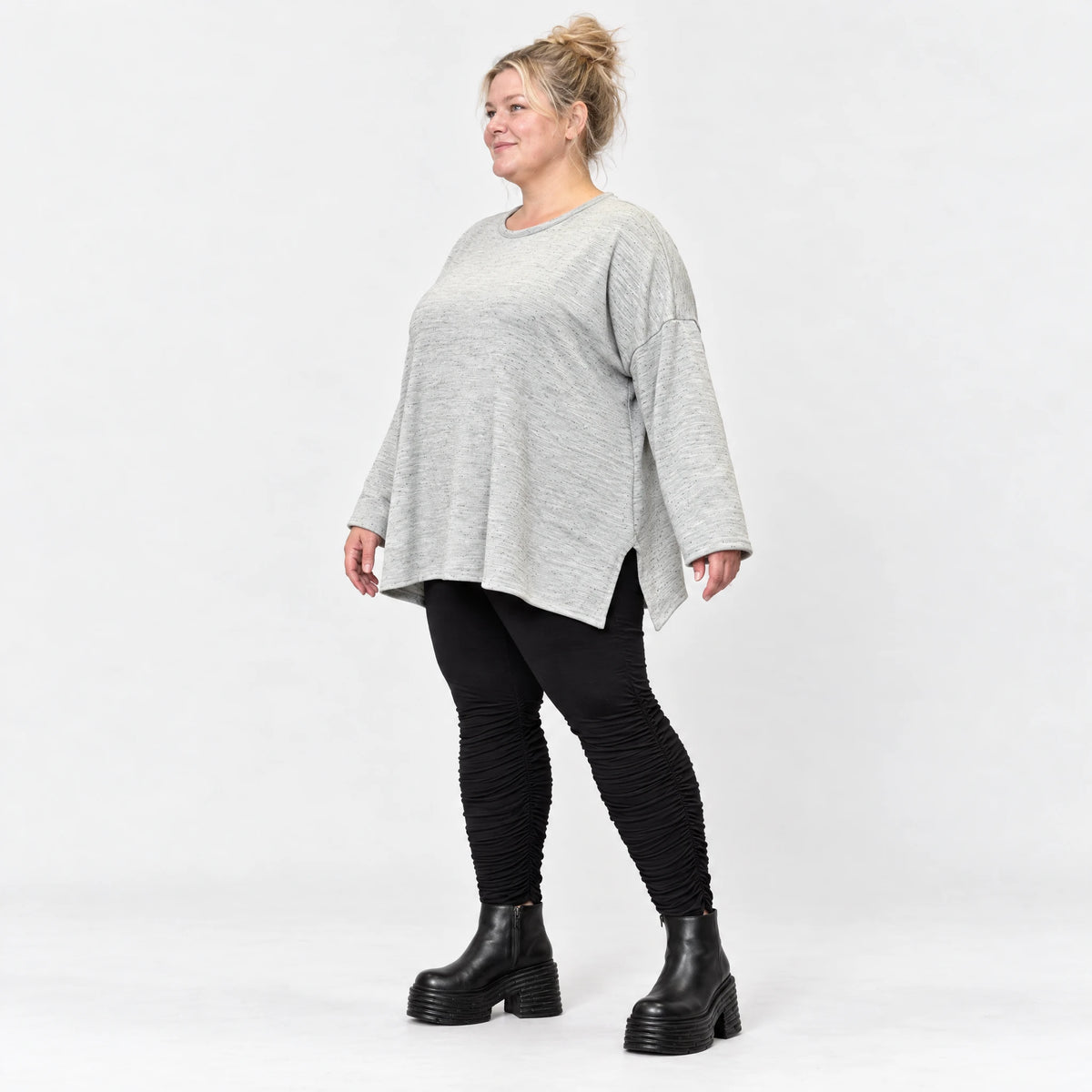 Kuscheliges Feinstrickshirt in Grau/Schwarz Melange mit fließender A-Linie aus Italien