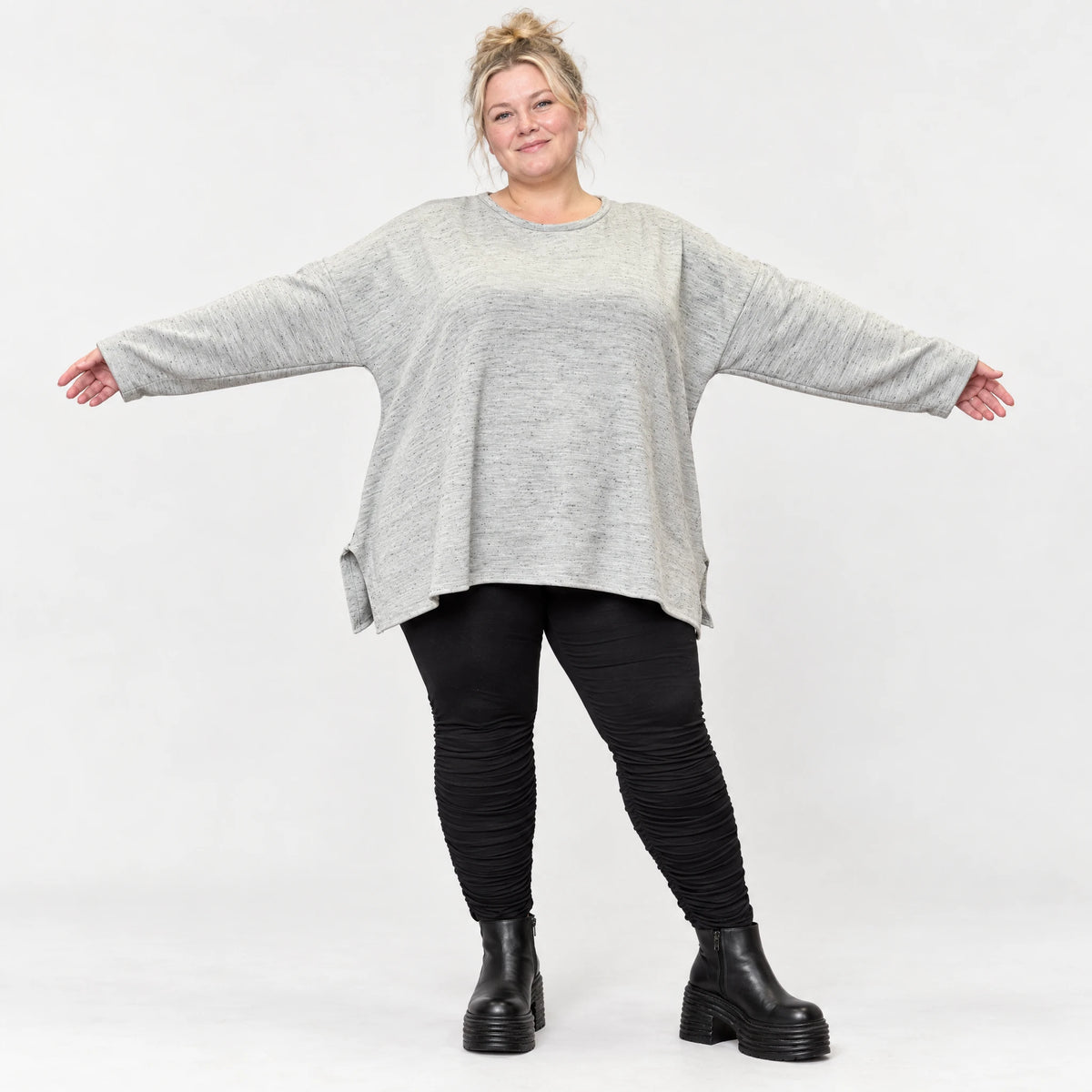Kuscheliges Feinstrickshirt in Grau/Schwarz Melange mit fließender A-Linie aus Italien