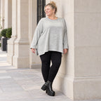 Kuscheliges Feinstrickshirt in Grau/Schwarz Melange mit fließender A-Linie aus Italien