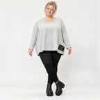 Feinstrickshirt in Grau/Schwarz meliert mit V-Ausschnitt und lässig kastiger Silhouette