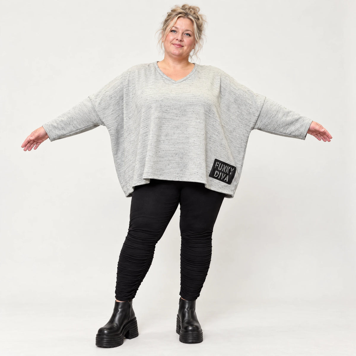 Feinstrickshirt in Grau/Schwarz meliert mit V-Ausschnitt und lässig kastiger Silhouette
