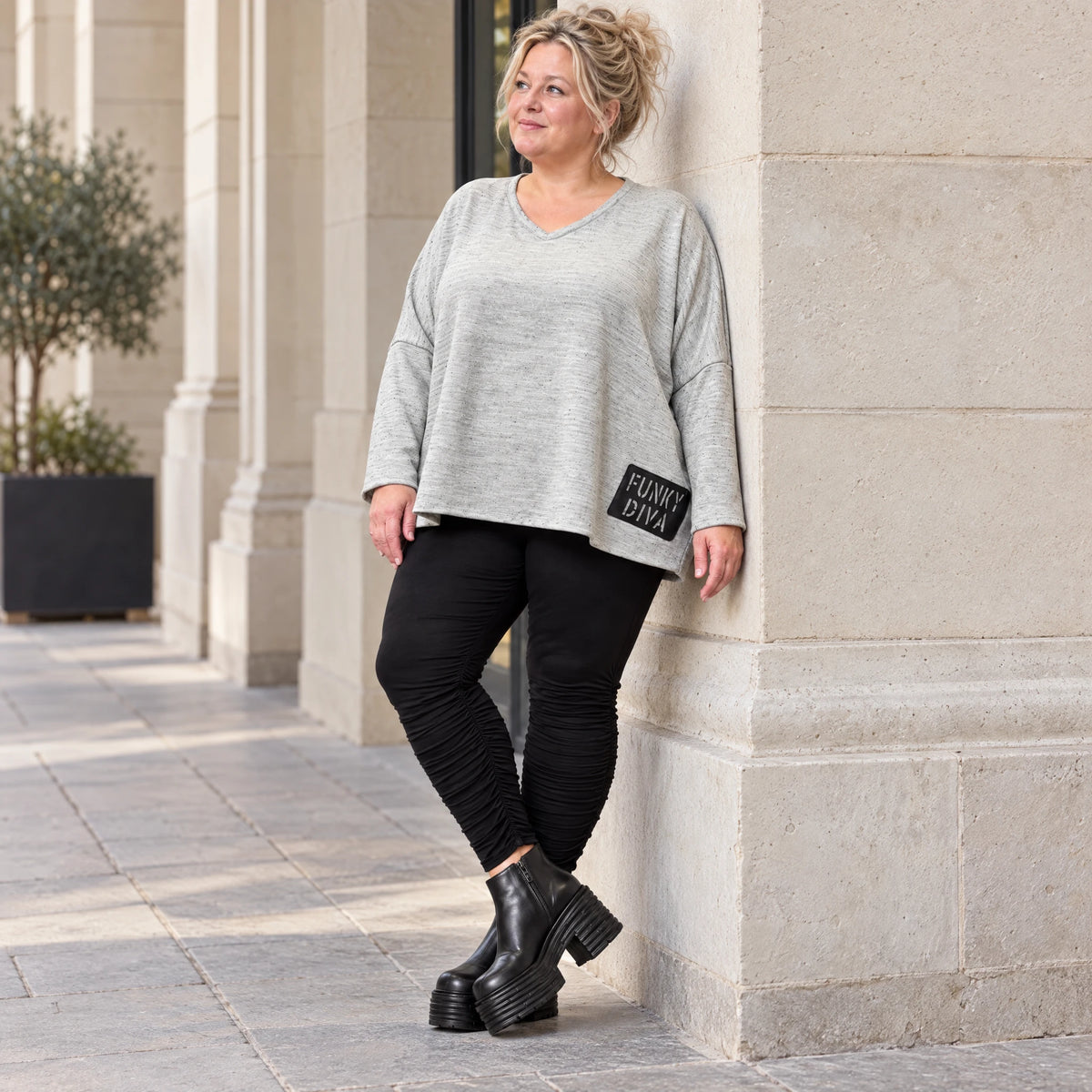 Feinstrickshirt in Grau/Schwarz meliert mit V-Ausschnitt und lässig kastiger Silhouette