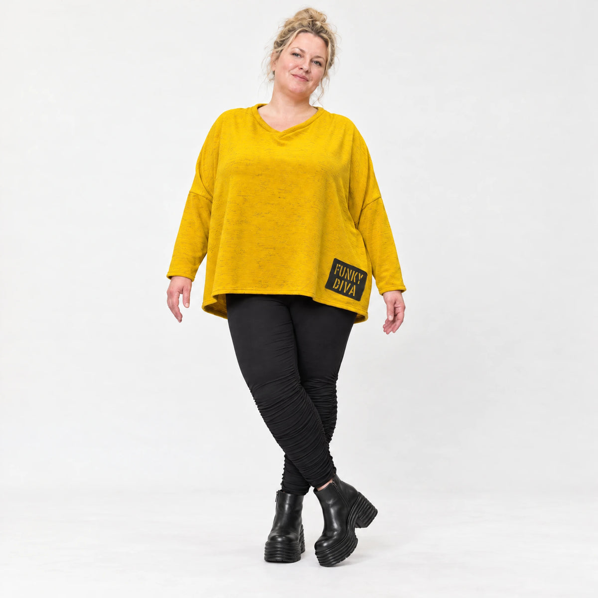 Kastiges Langarmshirt aus flauschigem Feinstrick in leuchtendem Gelb mit V-Ausschnitt