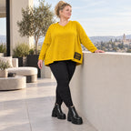 Kastiges Langarmshirt aus flauschigem Feinstrick in leuchtendem Gelb mit V-Ausschnitt