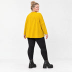 Kastiges Langarmshirt aus flauschigem Feinstrick in leuchtendem Gelb mit V-Ausschnitt