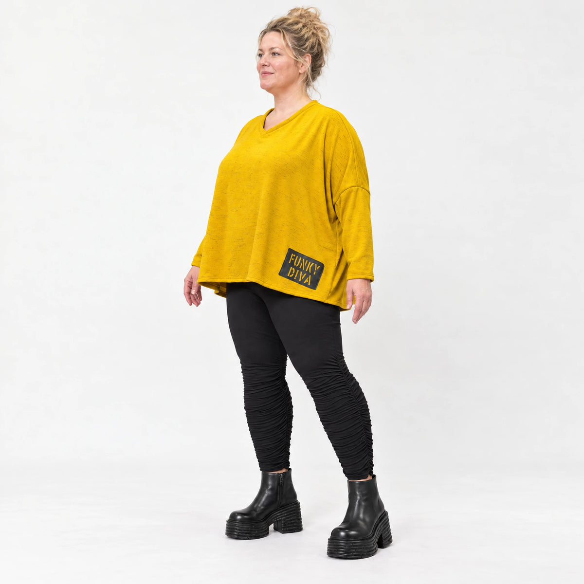 Kastiges Langarmshirt aus flauschigem Feinstrick in leuchtendem Gelb mit V-Ausschnitt