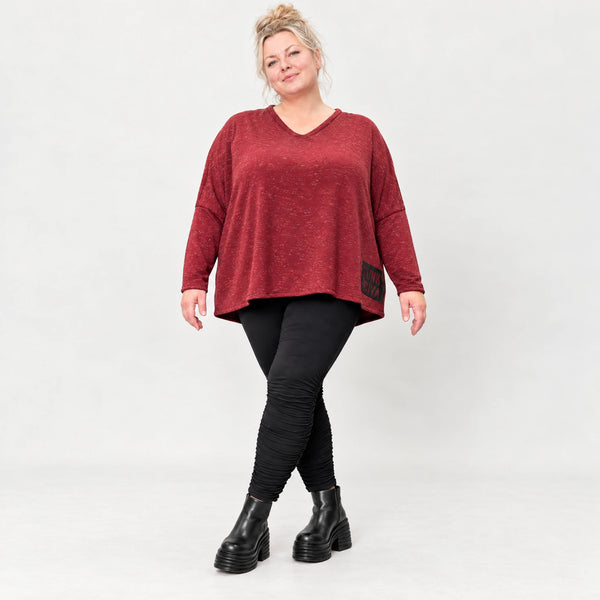 Kuscheliges Feinstrickshirt in Rot/Weiß mit V-Ausschnitt und kastiger Form für Wintertage