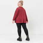 Kuscheliges Feinstrickshirt in Rot/Weiß mit V-Ausschnitt und kastiger Form für Wintertage
