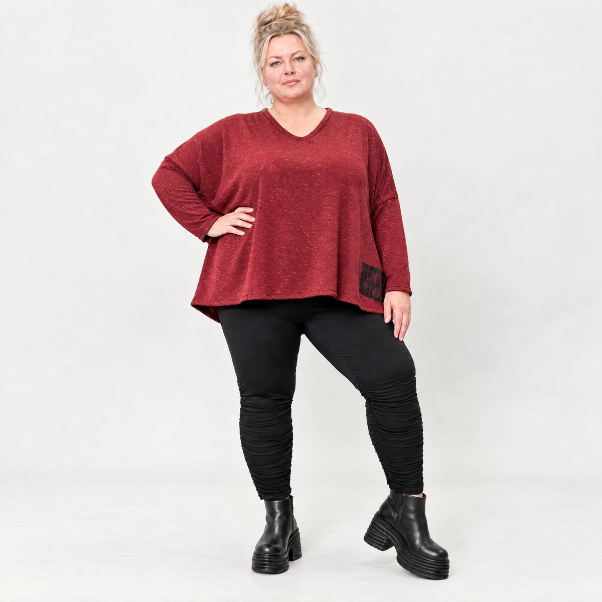 Kuscheliges Feinstrickshirt in Rot/Weiß mit V-Ausschnitt und kastiger Form für Wintertage