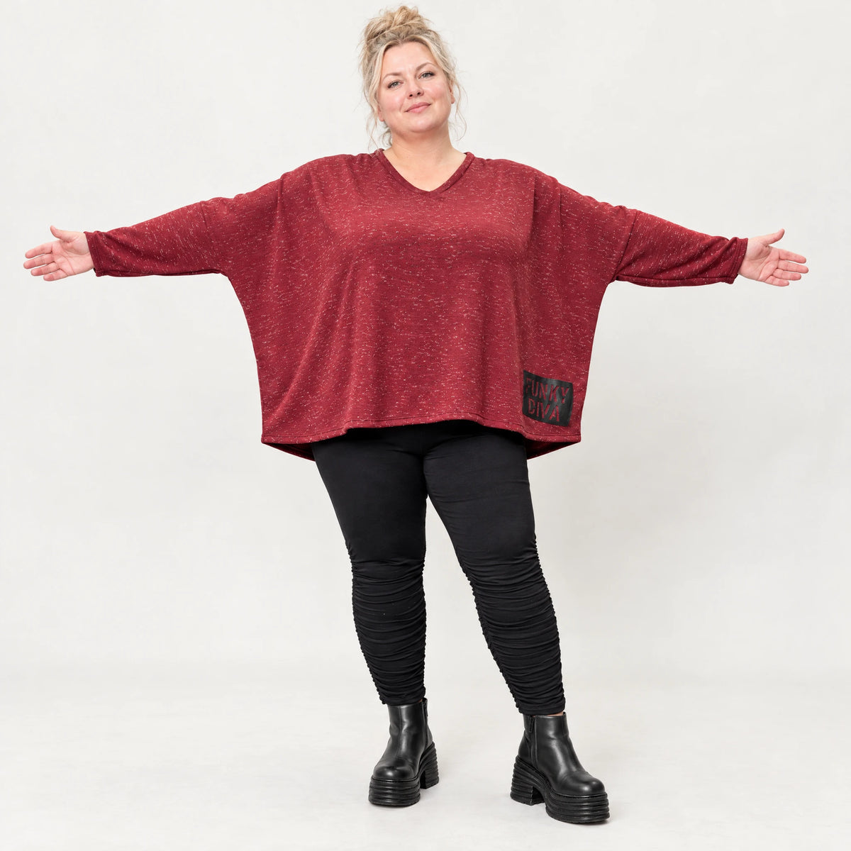 Kuscheliges Feinstrickshirt in Rot/Weiß mit V-Ausschnitt und kastiger Form für Wintertage
