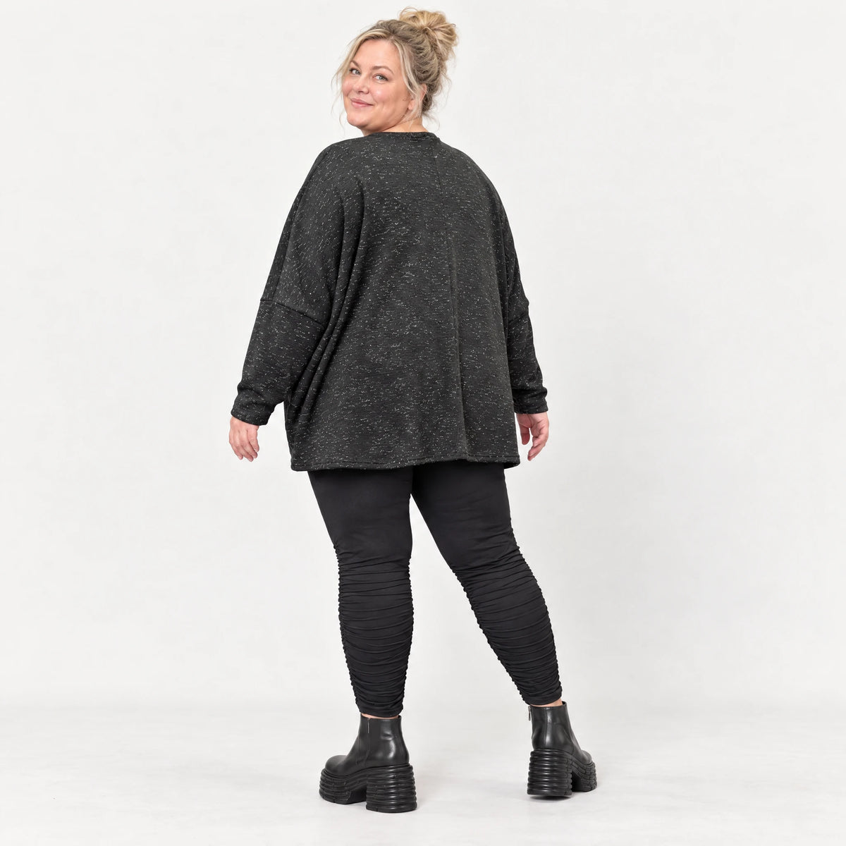 Langarmshirt in Schwarz/Weiß meliert aus weichem Flauschgarnfeinstrick mit V-Ausschnitt