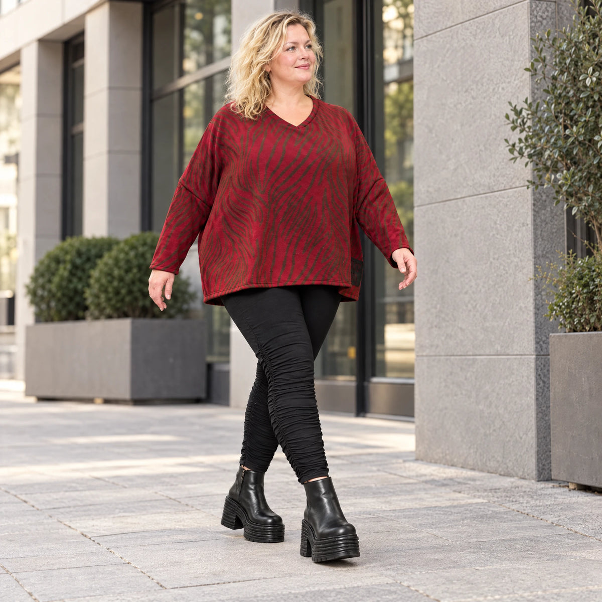 Flauschiger Feinstrickpullover in Rot/Braun mit V-Ausschnitt und kastigem Schnitt