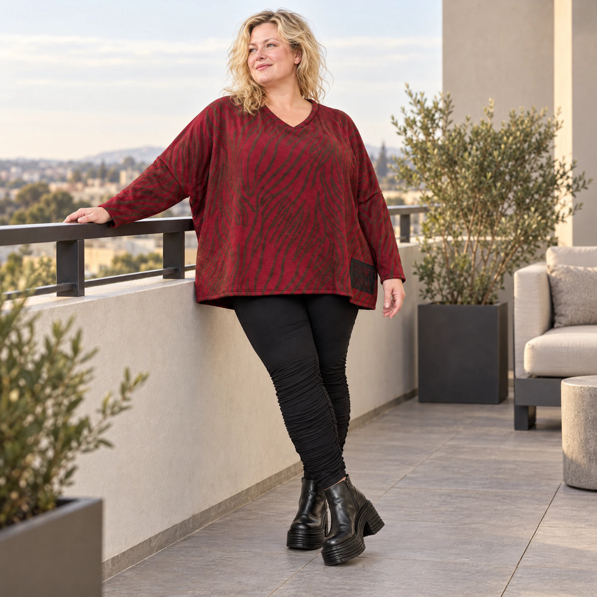 Flauschiger Feinstrickpullover in Rot/Braun mit V-Ausschnitt und kastigem Schnitt