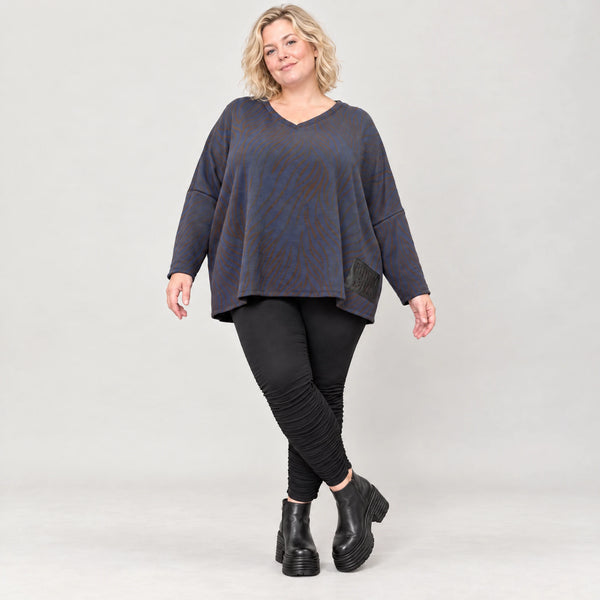 Flauschiges Strickshirt aus Italien in Blau/Braun mit kastigem Schnitt und V-Ausschnitt