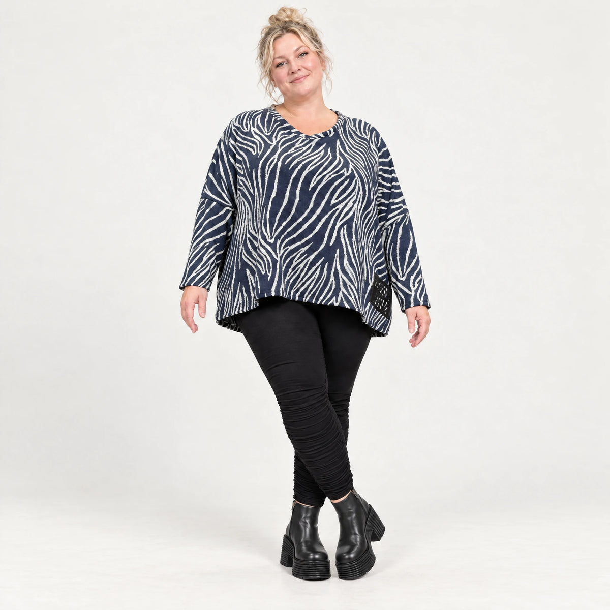 Kuschelig weiches Strickshirt in Marineblau/Weiß mit Zebramuster und rundem V-Ausschnitt