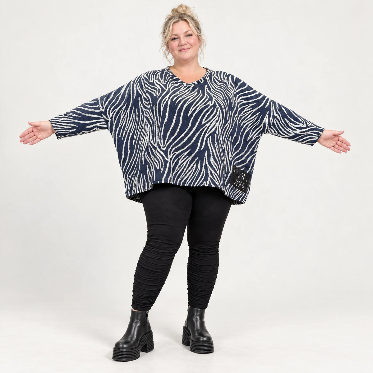 Kuschelig weiches Strickshirt in Marineblau/Weiß mit Zebramuster und rundem V-Ausschnitt