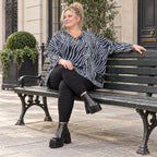 Kuschelig weiches Strickshirt in Marineblau/Weiß mit Zebramuster und rundem V-Ausschnitt