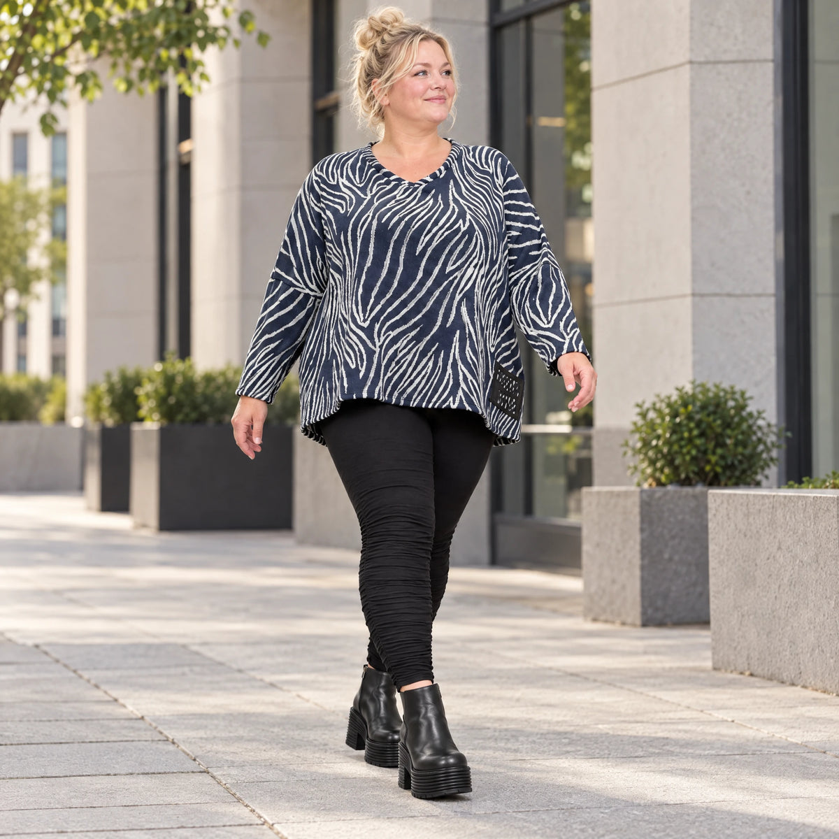 Kuschelig weiches Strickshirt in Marineblau/Weiß mit Zebramuster und rundem V-Ausschnitt