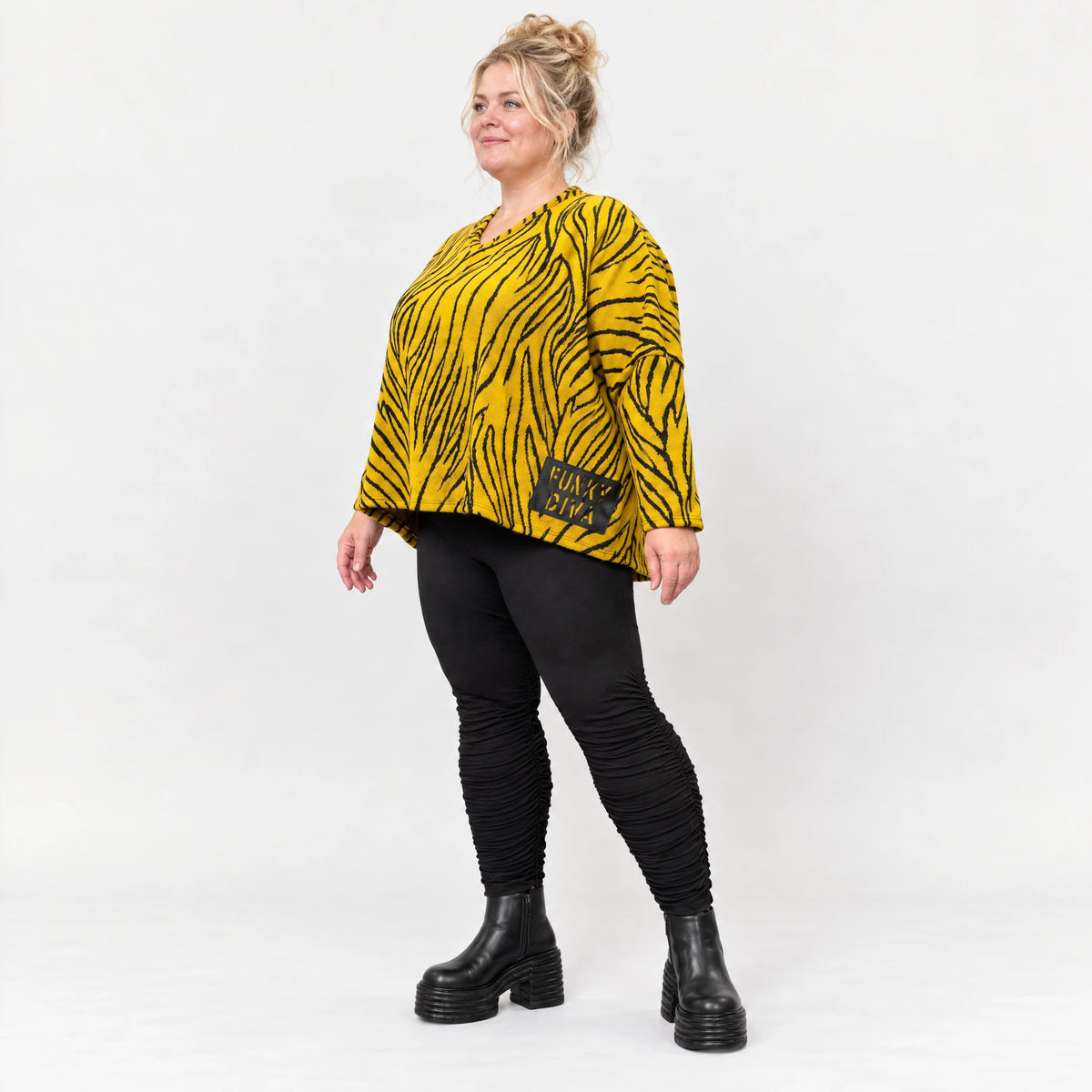 Kastiges Strickshirt mit Zebramuster in Gelb/Schwarz aus weichem flauschigem Feinstrick