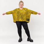Kastiges Strickshirt mit Zebramuster in Gelb/Schwarz aus weichem flauschigem Feinstrick