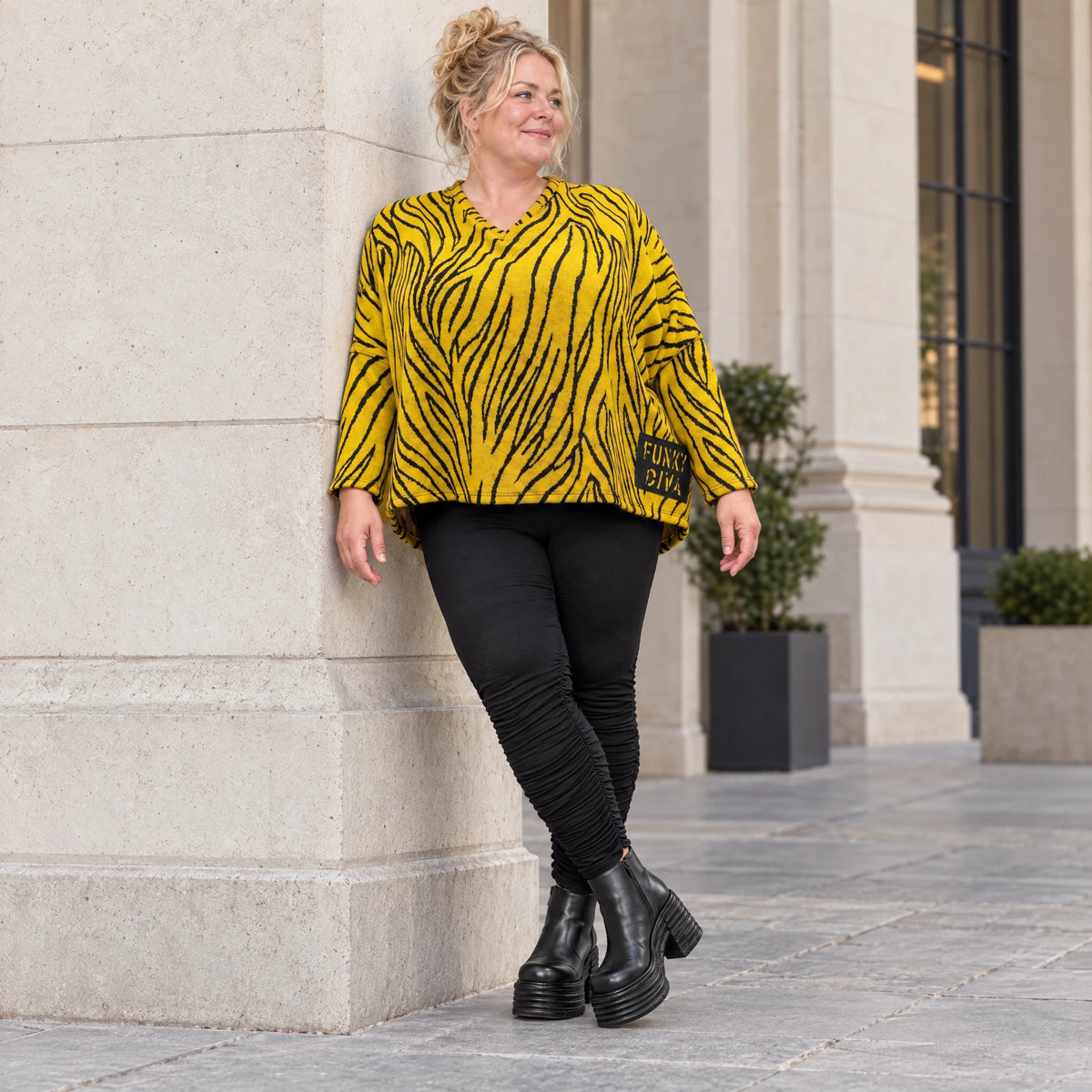 Kastiges Strickshirt mit Zebramuster in Gelb/Schwarz aus weichem flauschigem Feinstrick