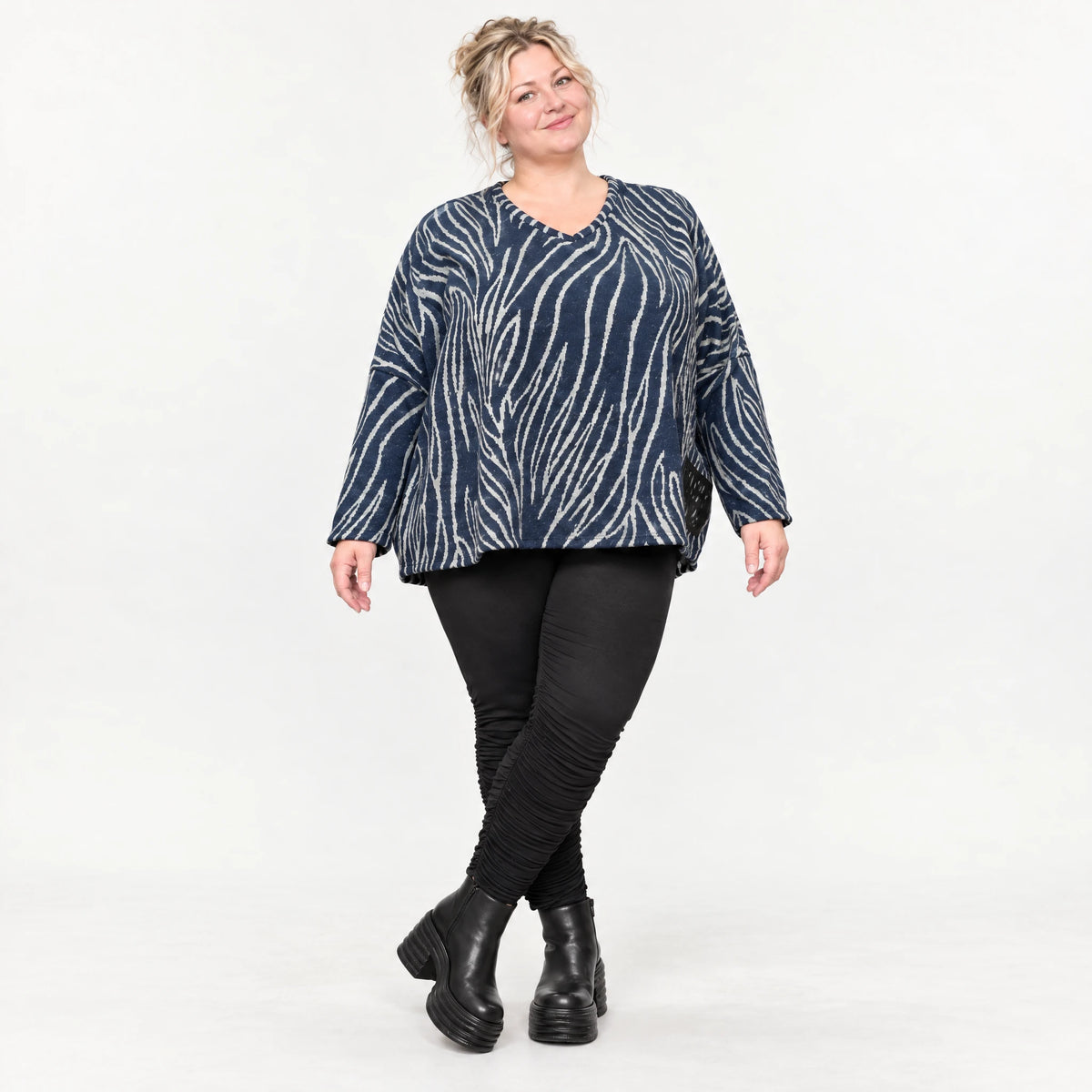 Kuschelig weiches Feinstrickshirt in Blau/Grau mit V-Ausschnitt und kastiger Silhouette