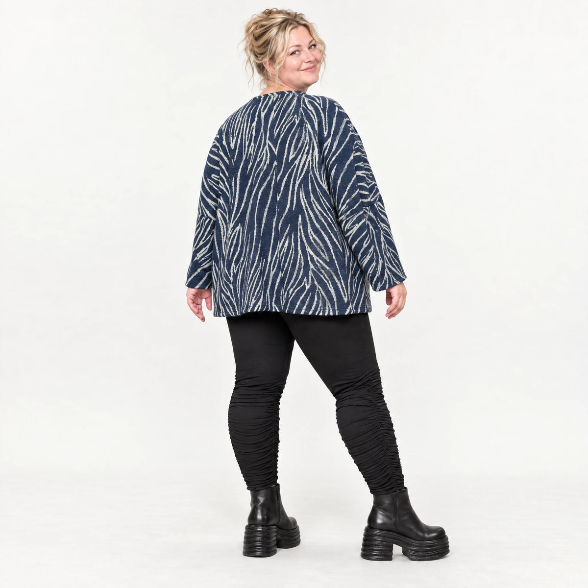 Kuschelig weiches Feinstrickshirt in Blau/Grau mit V-Ausschnitt und kastiger Silhouette