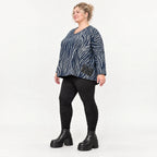 Kuschelig weiches Feinstrickshirt in Blau/Grau mit V-Ausschnitt und kastiger Silhouette