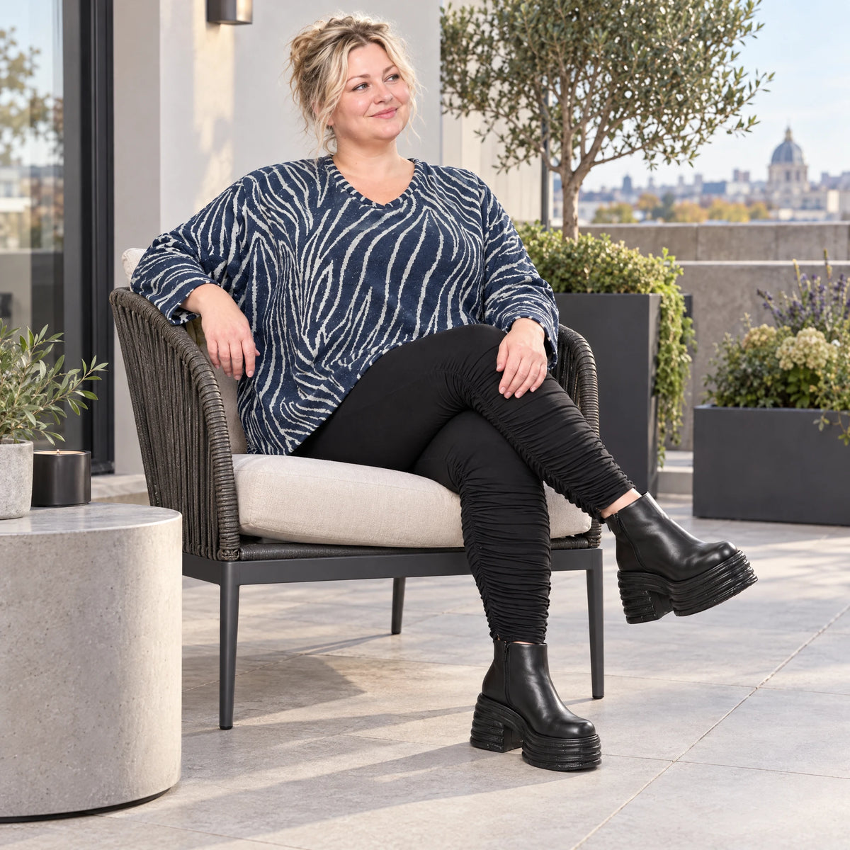 Kuschelig weiches Feinstrickshirt in Blau/Grau mit V-Ausschnitt und kastiger Silhouette