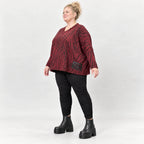 Kuscheliger Strickpullover aus Italien in Rot/Schwarz mit V-Ausschnitt und kastiger Form