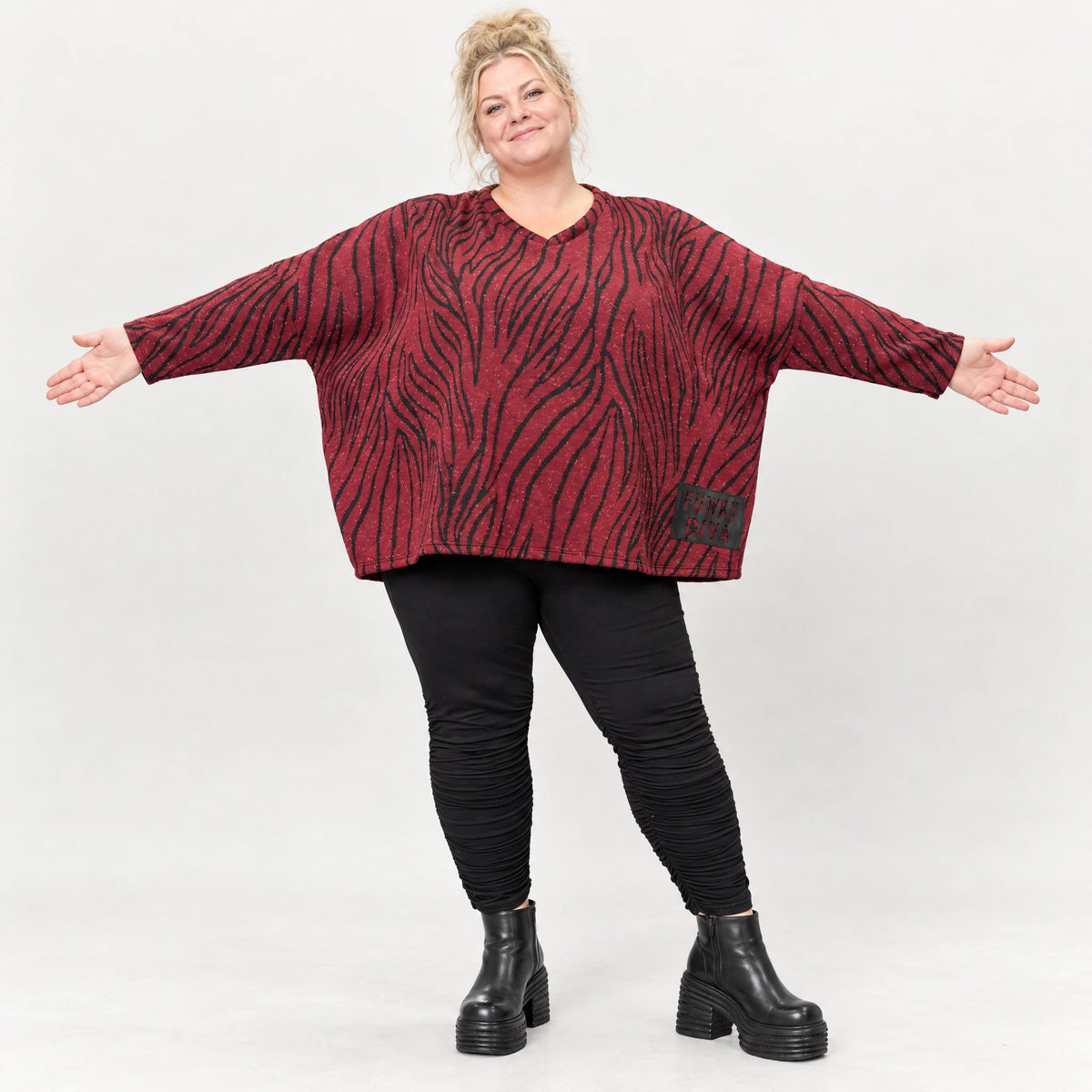 Kuscheliger Strickpullover aus Italien in Rot/Schwarz mit V-Ausschnitt und kastiger Form