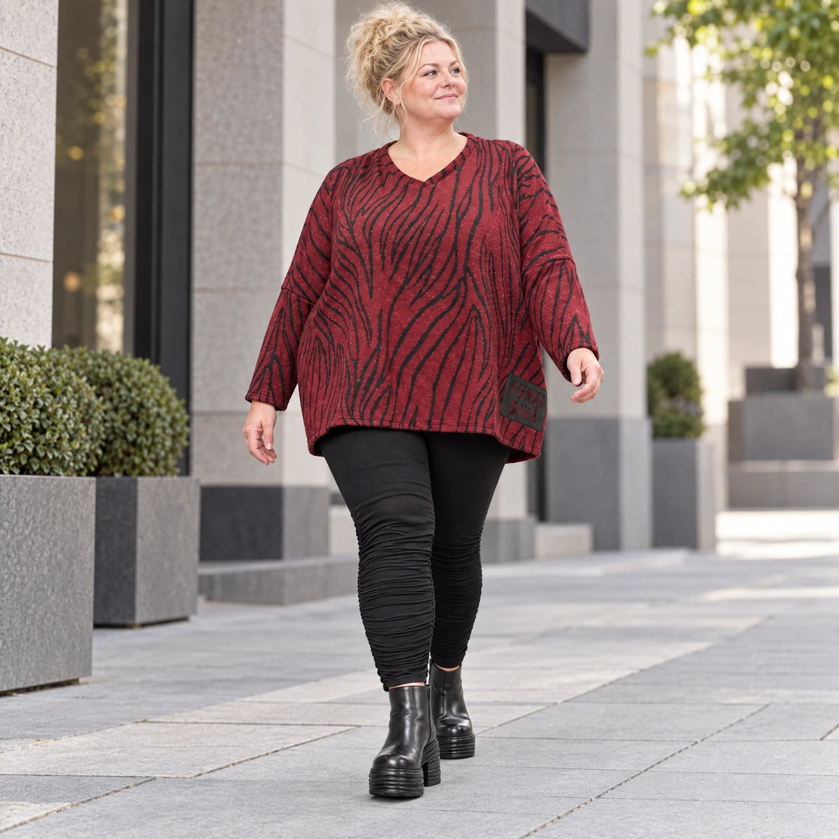 Kuscheliger Strickpullover aus Italien in Rot/Schwarz mit V-Ausschnitt und kastiger Form