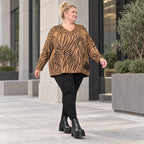Flauschiges Langarmshirt aus Feinstrick in Braun/Schoko mit V-Ausschnitt und Kastenform