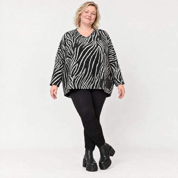Flauschiges Feinstrickshirt aus Italien mit V-Ausschnitt in Schwarz/Weiß gemustert