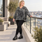 Flauschiges Feinstrickshirt aus Italien mit V-Ausschnitt in Schwarz/Weiß gemustert