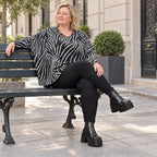 Flauschiges Feinstrickshirt aus Italien mit V-Ausschnitt in Schwarz/Weiß gemustert