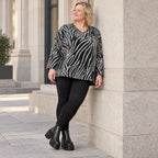 Flauschiges Feinstrickshirt aus Italien mit V-Ausschnitt in Schwarz/Weiß gemustert