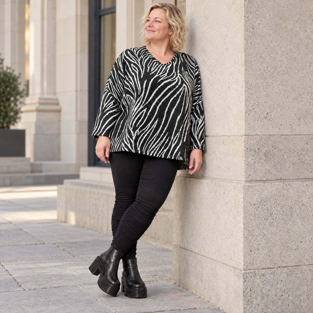 Flauschiges Feinstrickshirt aus Italien mit V-Ausschnitt in Schwarz/Weiß gemustert