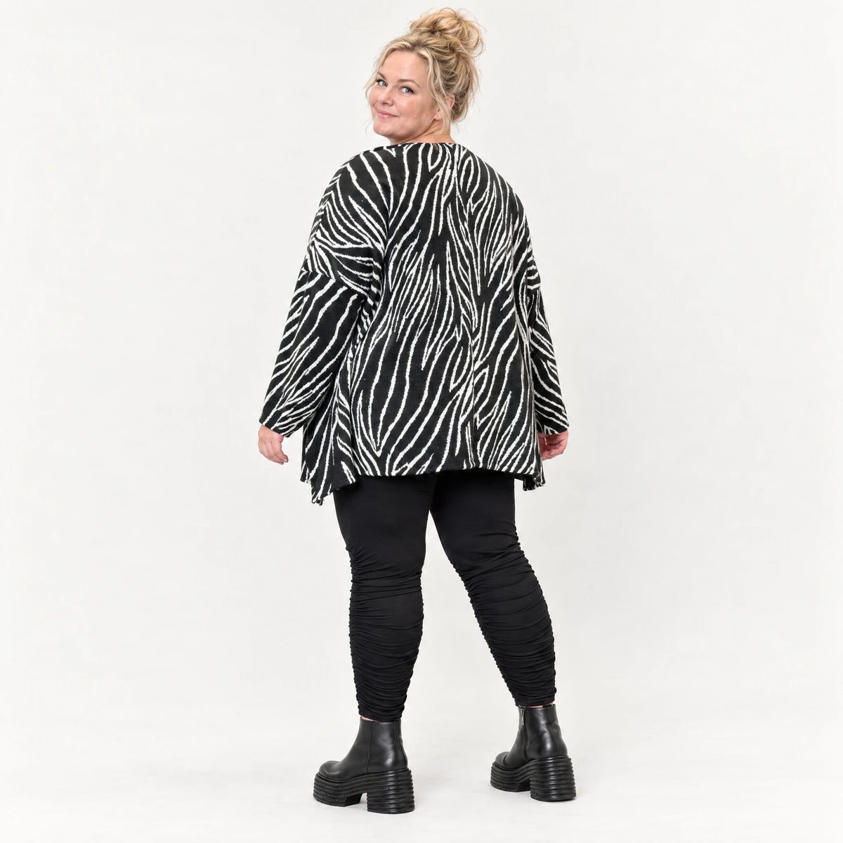 Flauschiges Langarmshirt aus Feinstrick in Schwarz/Weiß mit Zebramuster und A-Linie