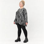 Flauschiges Langarmshirt aus Feinstrick in Schwarz/Weiß mit Zebramuster und A-Linie