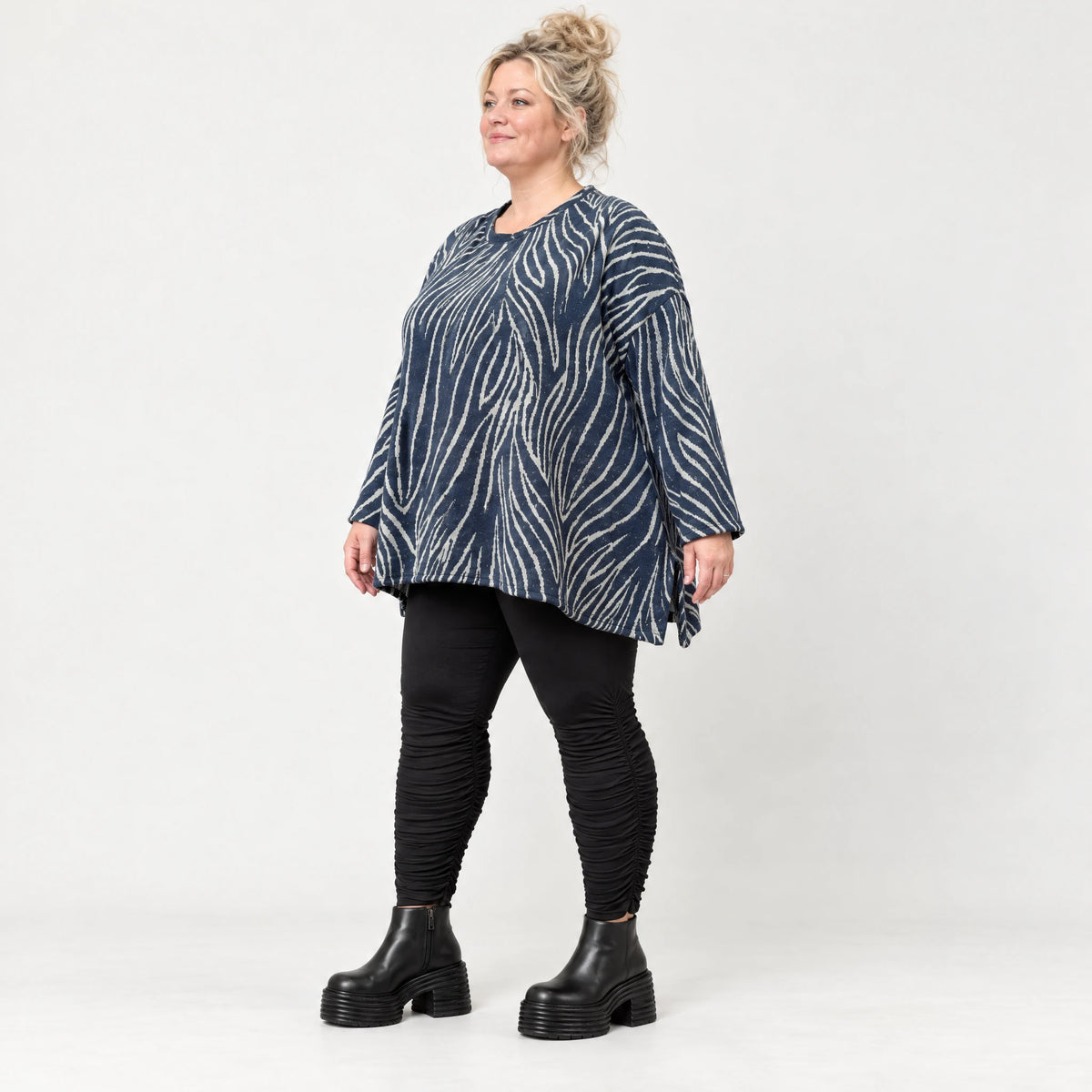 Langarmshirt aus weichem Feinstrick in Blau/Grau mit A-Linie und seitlichen Schlitzen