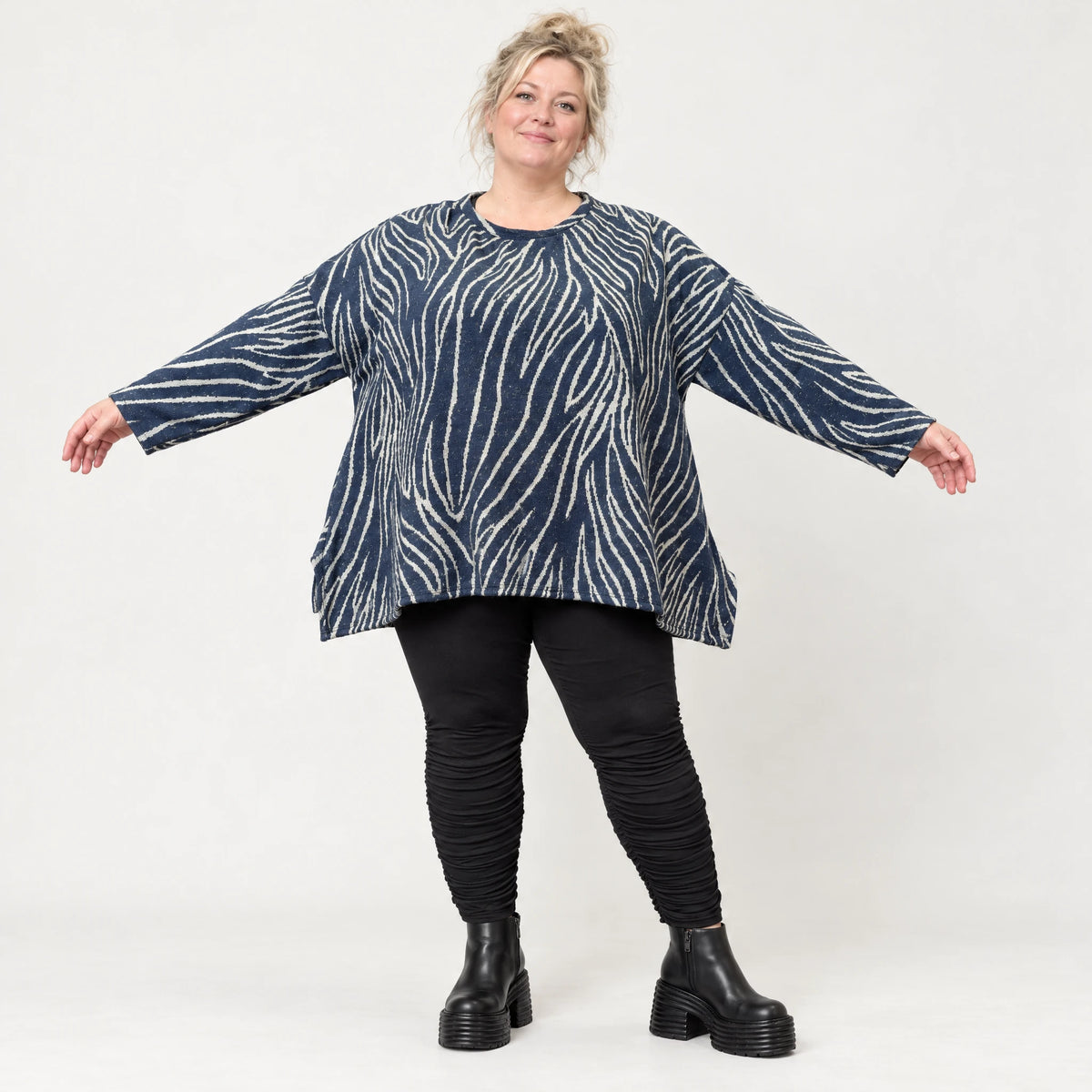 Langarmshirt aus weichem Feinstrick in Blau/Grau mit A-Linie und seitlichen Schlitzen